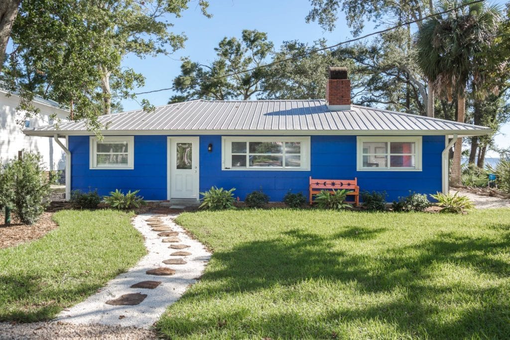 3 bedroom, 1.5 Bathroom  
ground level Waterfront home in Apalachicola. Min 30 night stay.