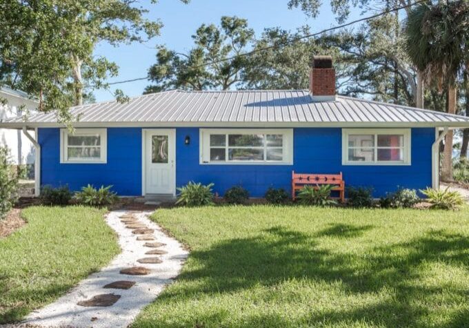 3 bedroom, 1.5 Bathroom  
ground level Waterfront home in Apalachicola. Min 30 night stay.